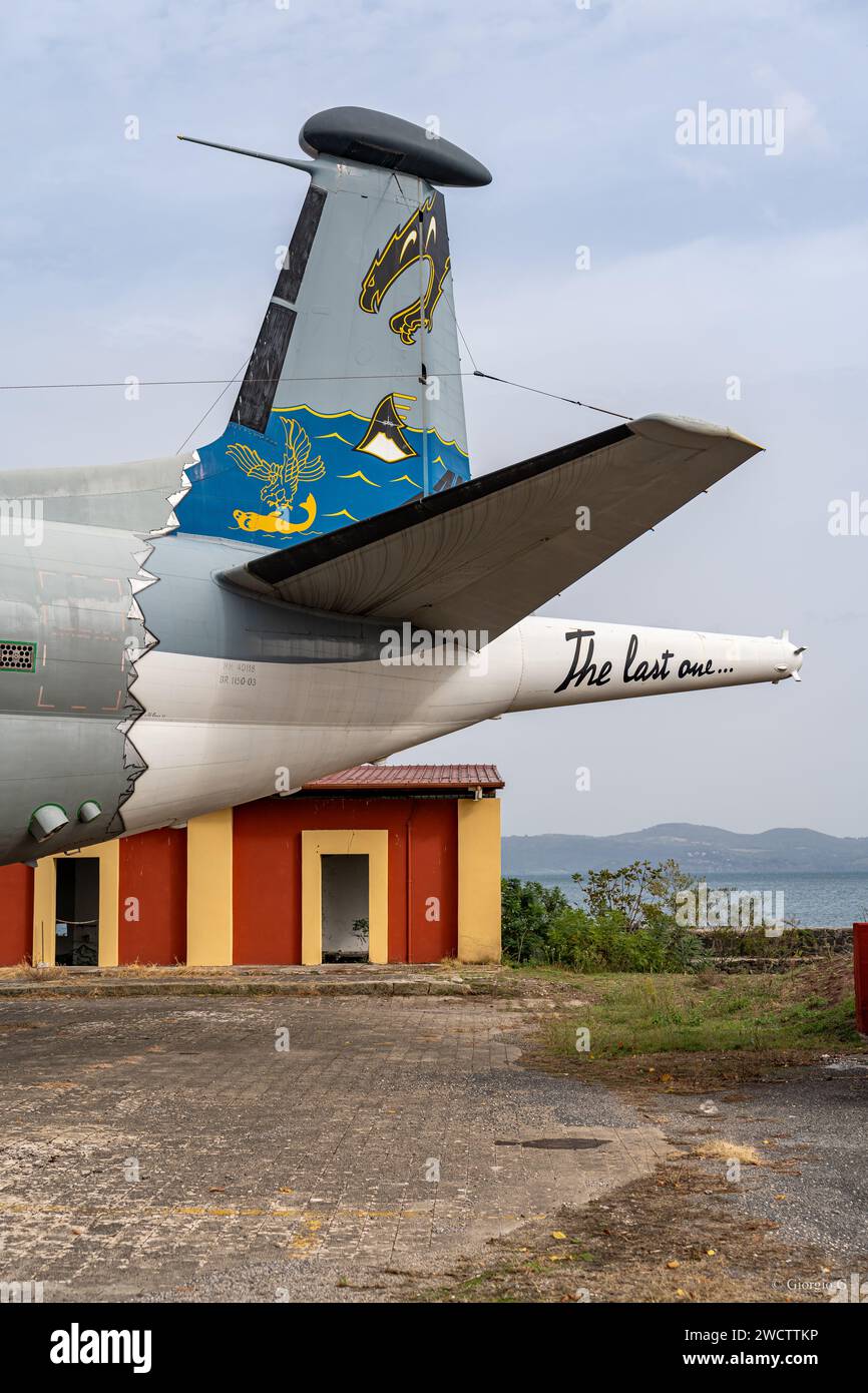 Detail einer farbenfrohen Illustration, die ein historisches Flugzeugheck im Italienischen Luftwaffenmuseum dekoriert Stockfoto
