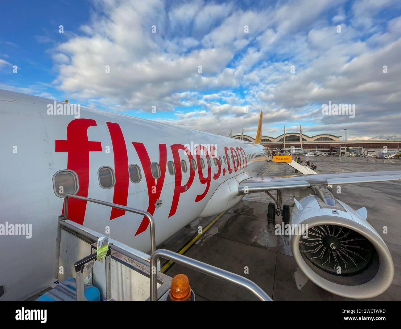 Istanbul, Türkei - 12. November 2023: Pegasus Airlines Privatflugzeug parkt an einem Flugsteig und kann bei bewölktem Himmel an Bord gehen. Stockfoto