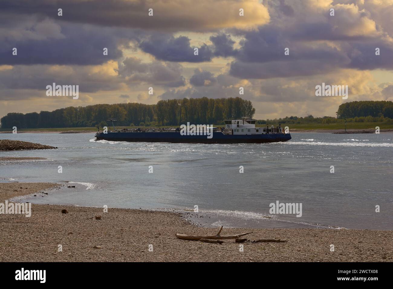 Frachtschiff während der Flussfahrt auf dem Rhein, Deutschland Stockfoto