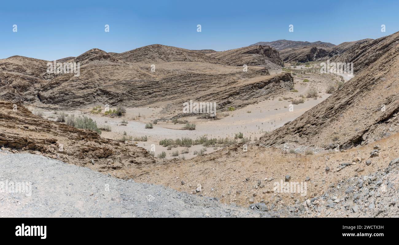 Luftlandschaft mit trockenem Kuiseb-Flussbett in der Wüste Naukluft, aufgenommen im hellen Licht des späten Frühlings vom Aussichtspunkt Kuiseb Pass, Namibia, Afrika Stockfoto