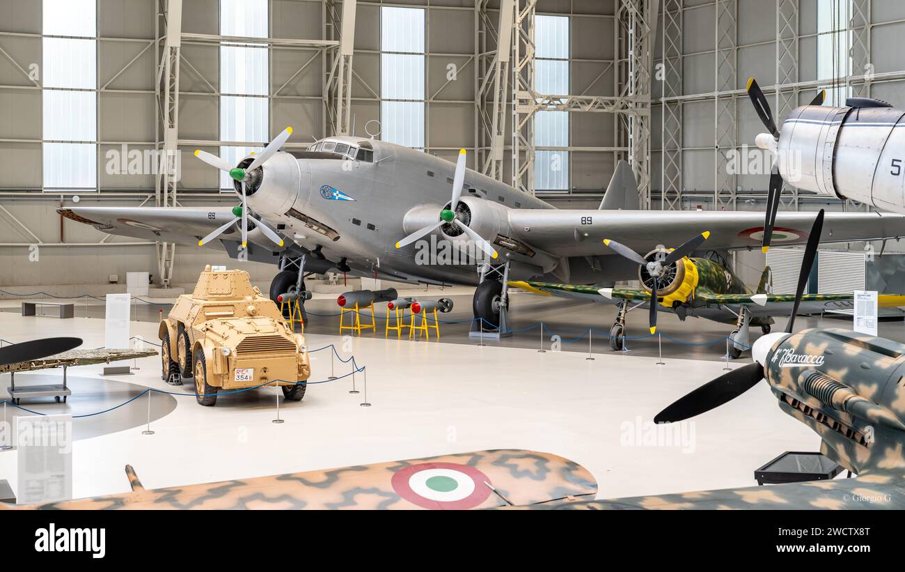 Historische Militärflugzeuge in Ausstellung im Italienischen Luftwaffenmuseum Stockfoto