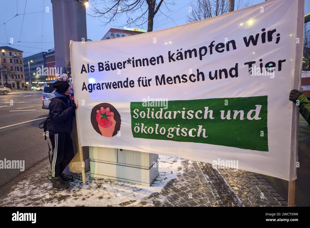 Leipzig - Fridays for Future und Bauern demonstrieren gemeinsam auf dem Stadtring 12.01.2024 gegen 16,45 Uhr Leipzig, Tröndlinring Höhe Richard-Wagner-Platz am Freitagnachmittag haben Mitglieder von Fridays for Future Leipzig gemeinsam mit mehreren landwirtschaftlichen Betrieben und Verbänden zu einer Demonstration auf dem Leipziger Stadtring aufgerufen. Diese ging gegen 15 Uhr auf dem Augustusplatz los und zog anschließend um die ganze Innenstadt. Die Veranstalter wollen damit eigene Angaben zufolge ein Zeichen für eine gerechte und nachhaltige Agrarpolitik setzen und zugleich klare Kante Stockfoto