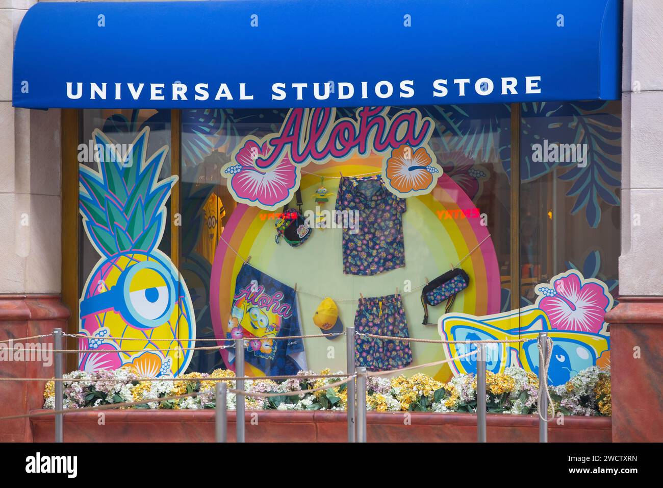 Ein farbenfrohes und elegantes Händlergeschäft mit Minion Design und Produkten in den Universal Studios Singapore in Sentosa. 2024. Stockfoto