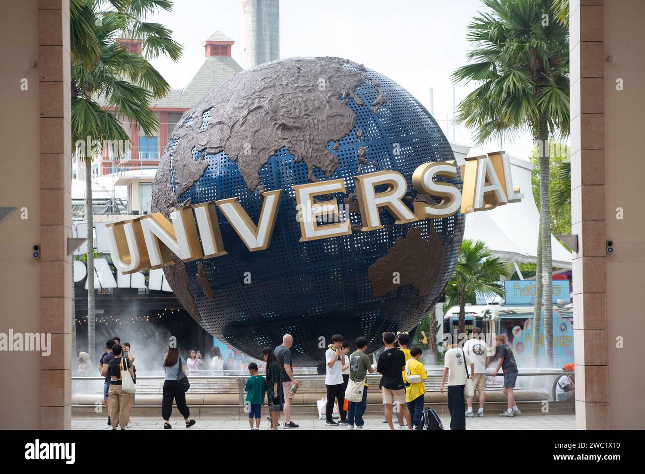 Touristen aus asiatischer Ethik und junge Menschen machen Fotos in den legendären World GLOBE Universal Studios Singapore in Sentosa. Park im Hollywood-Stil. Stockfoto