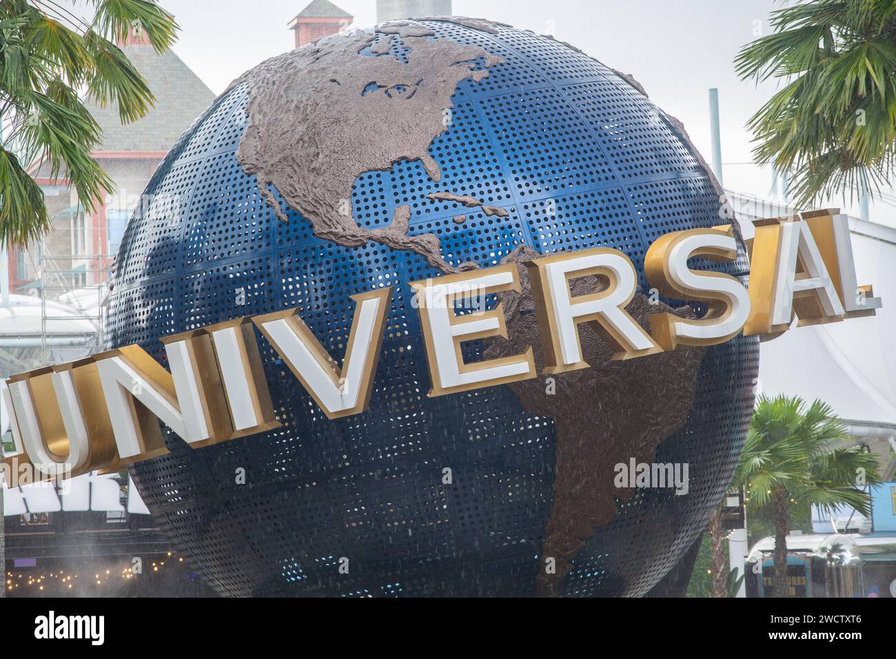 Legendäre Weltkugel mit den Worten Universal in den Universal Studios Singapore in Sentosa. 2024. Stockfoto