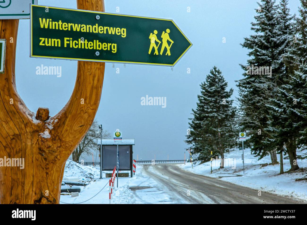 Oberwiesenthal/Fichtelberg - Winter-Idylle wartet auf Gäste: Mehrere Zentimeter Schnee sorgen für perfekte Wintersport-Bedingungen 14.01.2024 Oberwiesenthal, Fichtelberg die Temperaturen liegen auch weiterhin im Minusbereich und das Wetter verspricht sogar noch weitere Schneeflocken in dieser Woche. Die Landschaft rund um den Fichtelberg liegt unter einem zentimeterdicken Schneeschicht, die Bäume ragen schneebedeckt in den nebeligen Himmel. Perfekte Bedingungen für alle Winter-, Ski- oder Landschaftsbegeisterten. Am Wochenende waren Hunderte Besucher auf dem Fichtelberg unterwegs - egal, ob fü Stockfoto