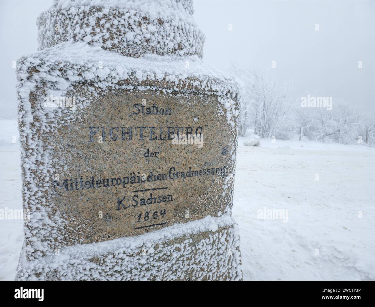 Oberwiesenthal/Fichtelberg - Winter-Idylle wartet auf Gäste: Mehrere Zentimeter Schnee sorgen für perfekte Wintersport-Bedingungen 14.01.2024 Oberwiesenthal, Fichtelberg die Temperaturen liegen auch weiterhin im Minusbereich und das Wetter verspricht sogar noch weitere Schneeflocken in dieser Woche. Die Landschaft rund um den Fichtelberg liegt unter einem zentimeterdicken Schneeschicht, die Bäume ragen schneebedeckt in den nebeligen Himmel. Perfekte Bedingungen für alle Winter-, Ski- oder Landschaftsbegeisterten. Am Wochenende waren Hunderte Besucher auf dem Fichtelberg unterwegs - egal, ob fü Stockfoto