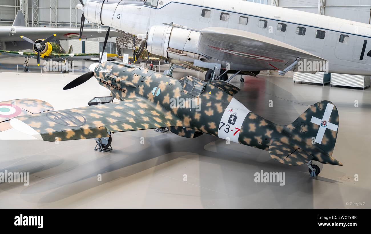 Getarnte Karosserie eines historischen Militärflugzeugs in Ausstellung im italienischen Luftwaffenmuseum Stockfoto