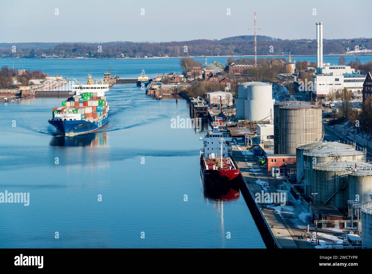 Ein aus der Ostsee kommender Containerfrachter verlässt die Schleuse in Holtenau in den Kanal auf dem Weg nach Brunsbüttel Stockfoto