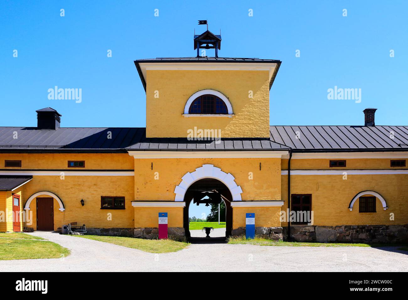 Wiurila Manor Gehöft entworfen von C. L. Engel, erbaut 1835–1845, Detail mit Bogeneingang an einem sonnigen Sommertag. Halikko, Salo, Finnland. Juni Stockfoto