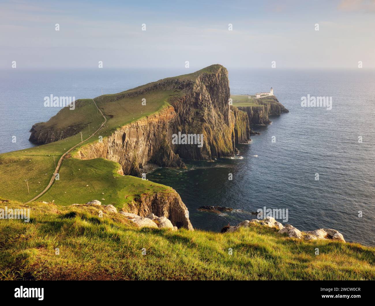 Blick auf den Neist Point Leuchtturm auf den grünen Klippen der Isle of Skye Stockfoto