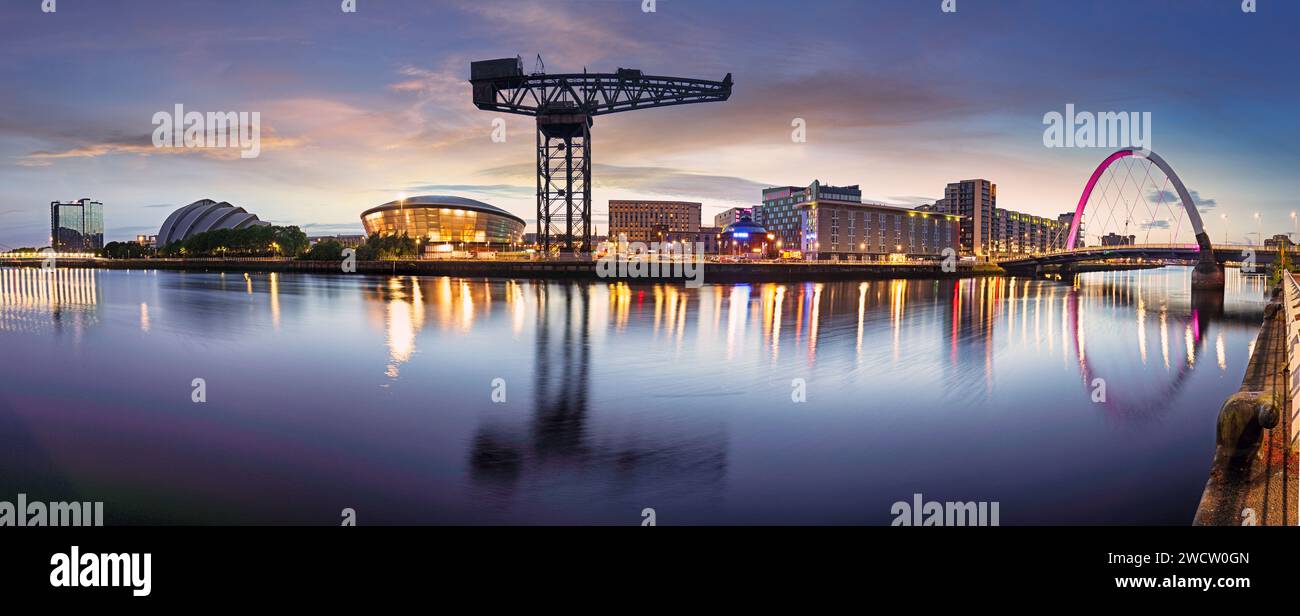 Glasgow Stadtbild bei Nacht, Blick nach Norden über den Fluss Clyde Stockfoto