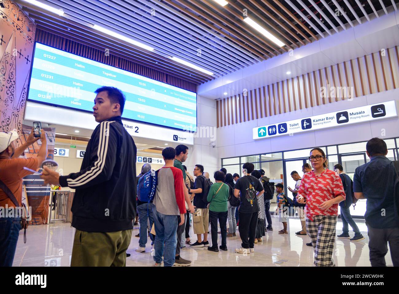 (240117) -- JAKARTA, 17. Januar 2024 (Xinhua) -- Passagiere warten in der Wartehalle des Halim-Bahnhofs in Jakarta, Indonesien, 17. Januar 2024 auf ihre Züge. Die Jakarta-Bandung Hochgeschwindigkeitsbahn (HSR), die erste Hochgeschwindigkeitsbahn in Indonesien und Südostasien, hat bis zum 14. Januar dieses Jahres über 1,4 Millionen Fahrgastfahrten abgewickelt, so die PT Kereta Cepat Indonesia (KCIC). Der in China gebaute HSR, lokal Whoosh genannt, nahm seinen kommerziellen Betrieb im Oktober 2023 auf. Mit einer Geschwindigkeit von 350 km/h verbindet sie Jakartas Station Halim mit dem Bahnhof Tegalluar in Indonesiens viertgrößtem Zentrum Stockfoto