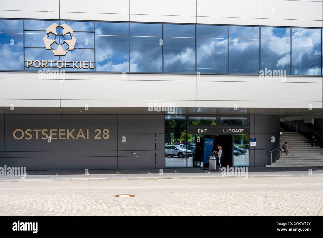 Das Abfertigungsgebäude Liegeplatz 28 Uhr Kieler Ostseekai, ein moderner Neubau. Schiffe die hier liegen nutzen den Landstromanschluß aus Umweltschutzgründen *** das Terminalgebäude am Liegeplatz 28 am Kiels Ostseekai, ein moderner Neubau Schiffe, die hier anlegen, nutzen den Landstromanschluß aus Umweltgründen Stockfoto