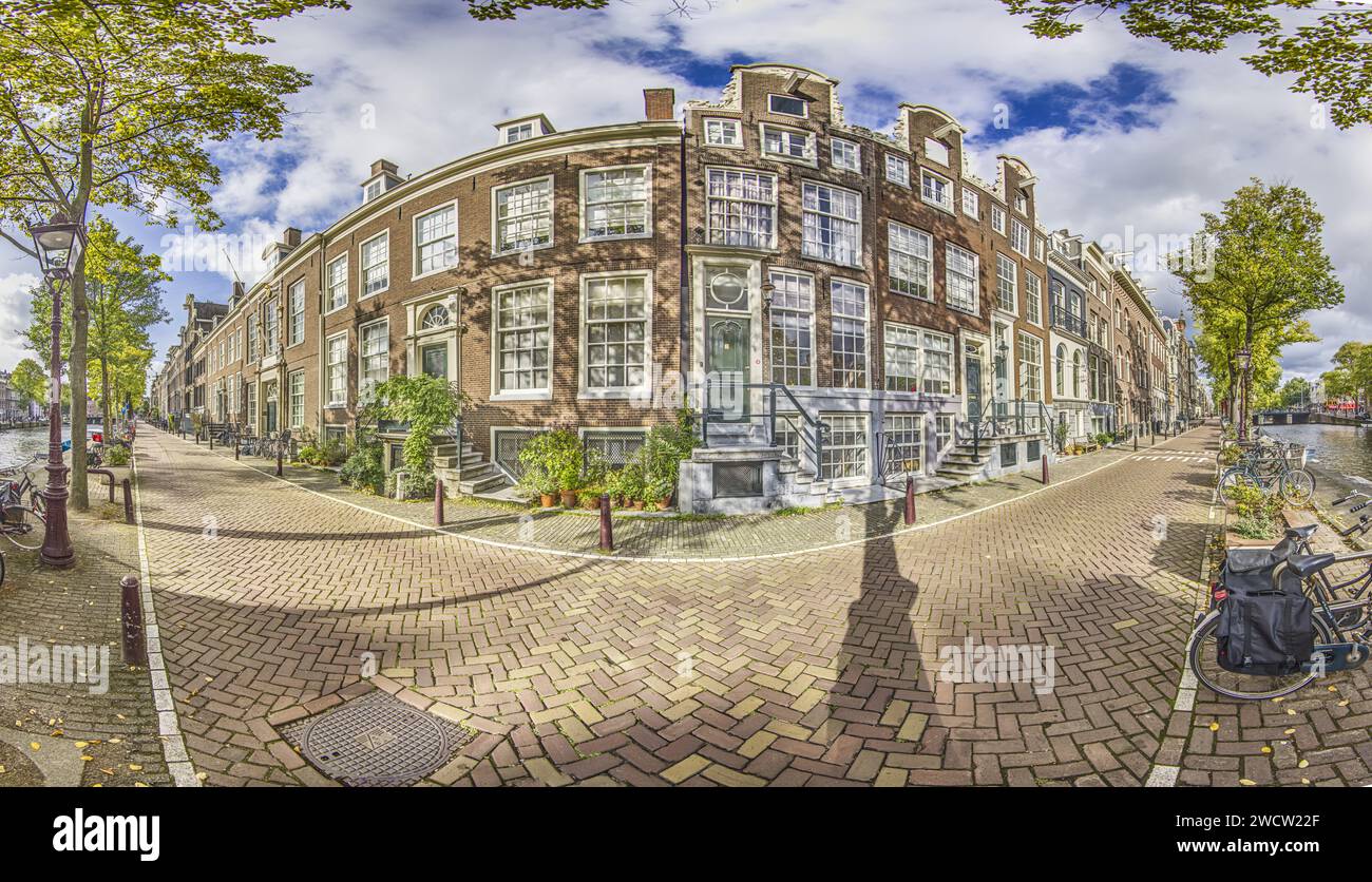 Typische Wohnstraße in der niederländischen Metropole Amsterdam tagsüber im Sommer 2023 Stockfoto