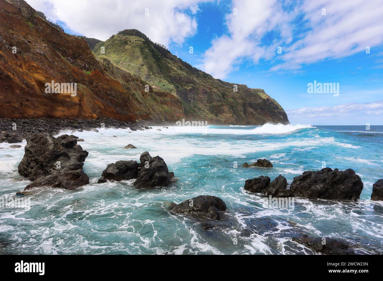 Schwarzer Fels in den Gewässern vor der Küste der Insel Madeira, Portugal. Nicht weit von der Stadt Porto Moniz Stockfoto