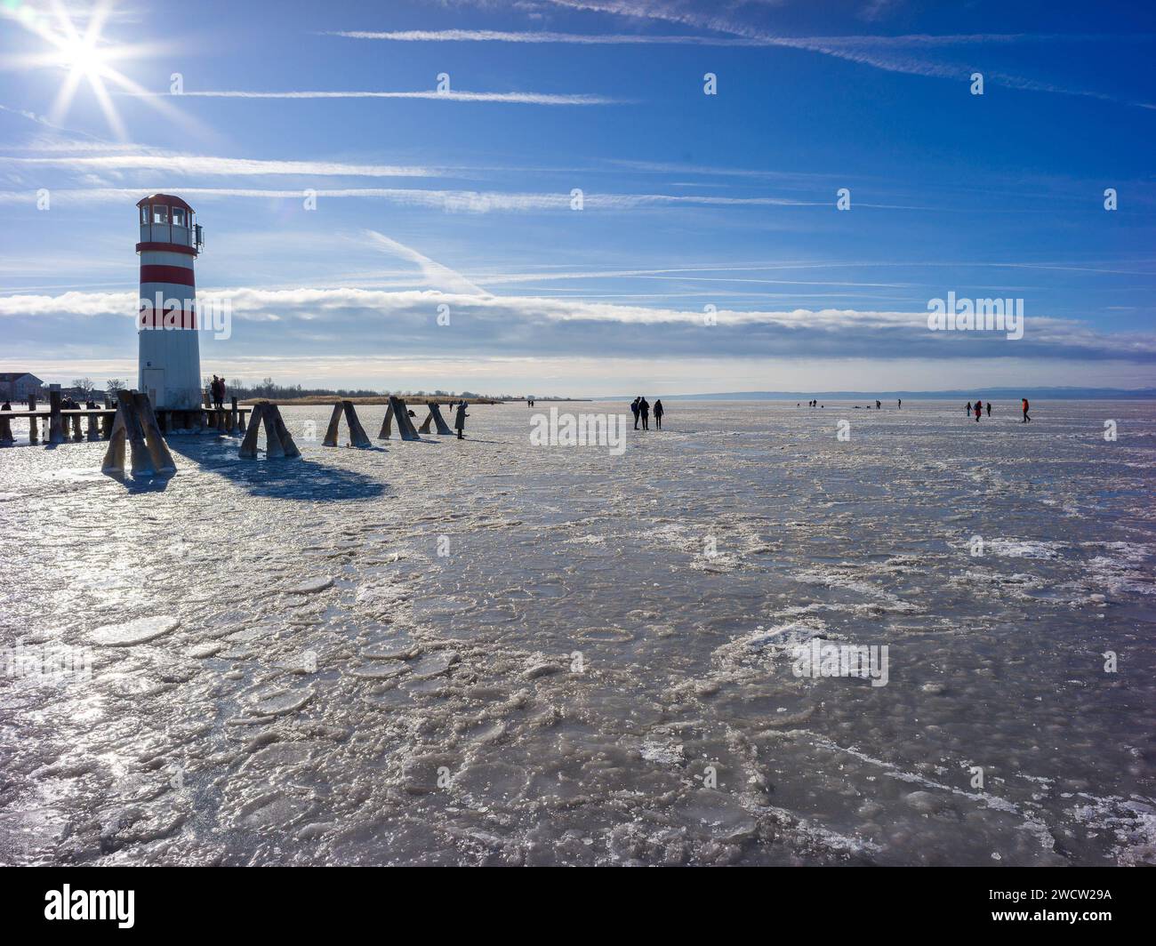 14.1.2024 der Leuchtturm in Podersdorf am zugefrorenen Neusiedler See im Burgenland. B0003984 *** 14 1 2024 der Leuchtturm in Podersdorf am gefrorenen Neusiedler See im Burgenland B0003984 Stockfoto