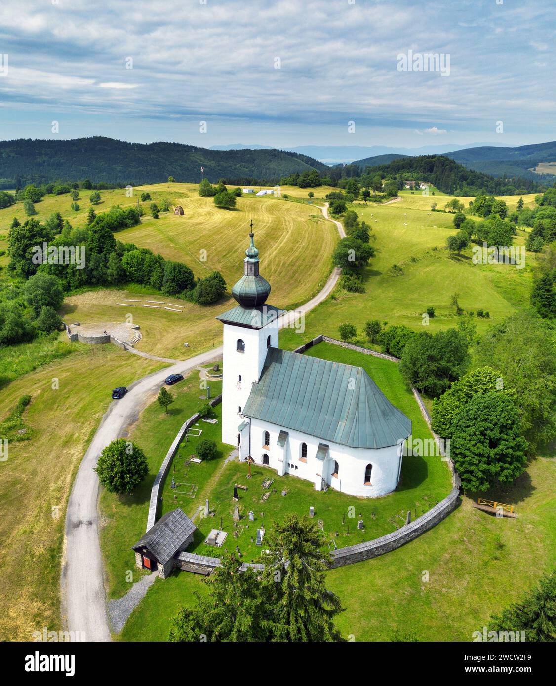 Luftaufnahme der Kirche, dem slowakischen geographischen Zentrum Europas in der Ortschaft Kremnicke Bane in der Slowakei Stockfoto