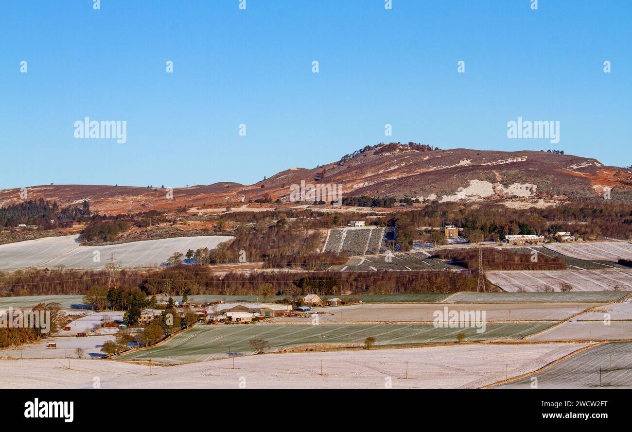 Dundee, Tayside, Schottland, Großbritannien. Januar 2024. Wetter in Großbritannien: Über Nacht schneereich im ländlichen Dundee schafft eine spektakuläre Winterlandschaft in der Januarsonne über den Sidlaw Hills und Strathmore Valley. Quelle: Dundee Photographics/Alamy Live News Stockfoto