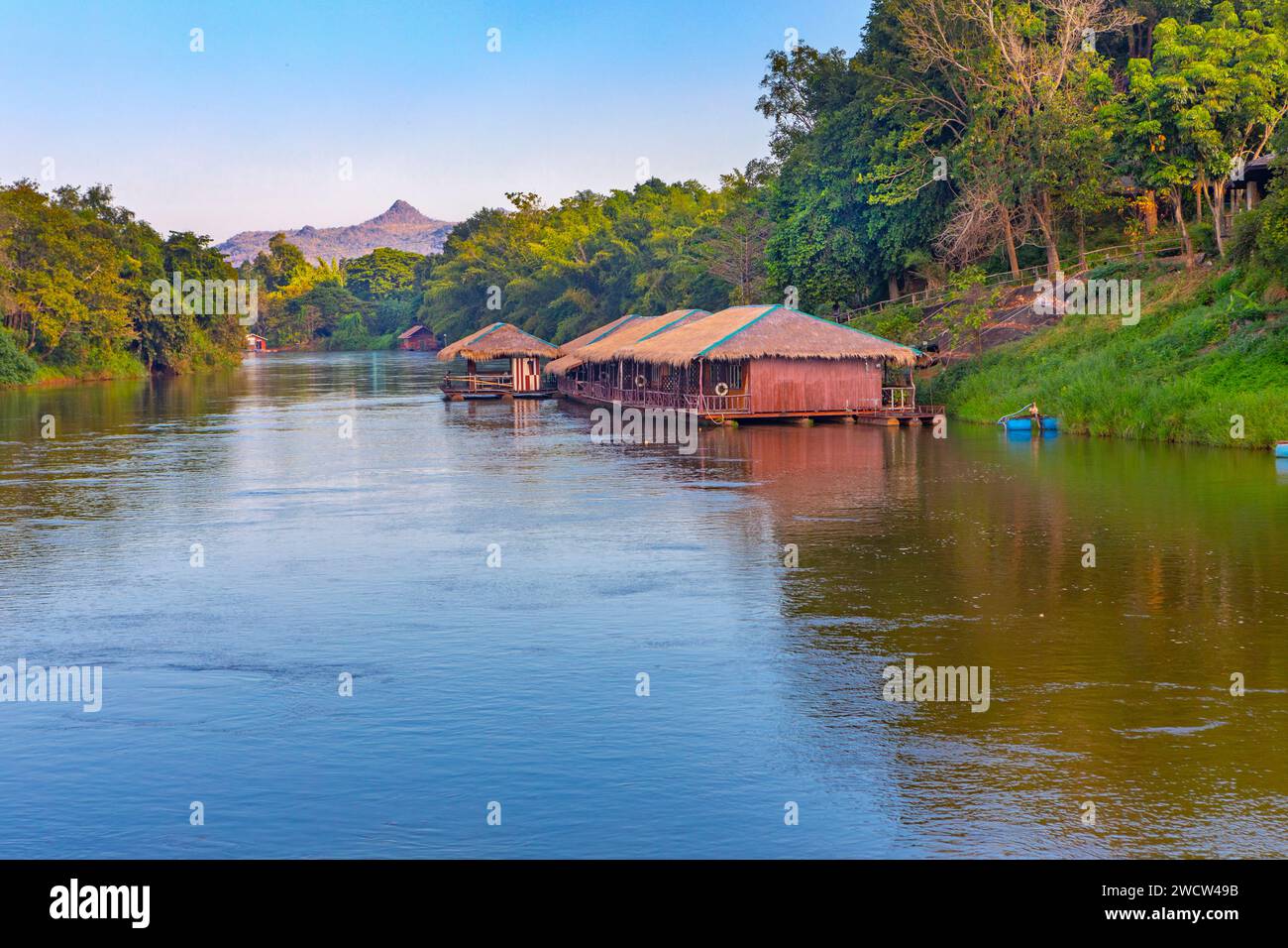 Ein kleines schwimmendes Hotel an einem malerischen Teil des Flusses Kwai, Thailand. Stockfoto