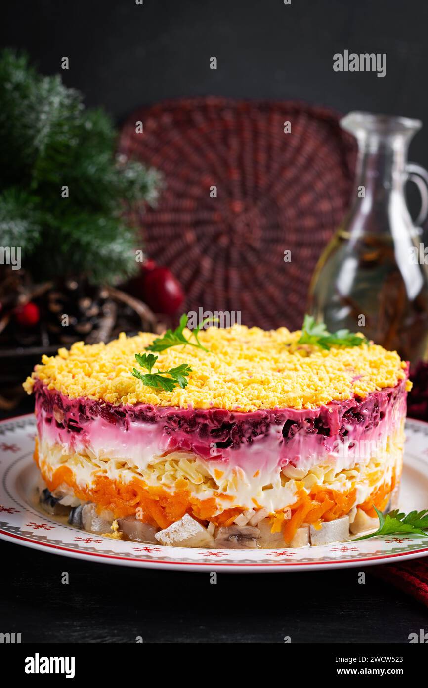 Traditioneller russischer mehrschichtiger Salat aus Hering, Rüben, Kartoffeln, Karotten und Eiern. Heringssalat unter einem Pelzmantel. Stockfoto