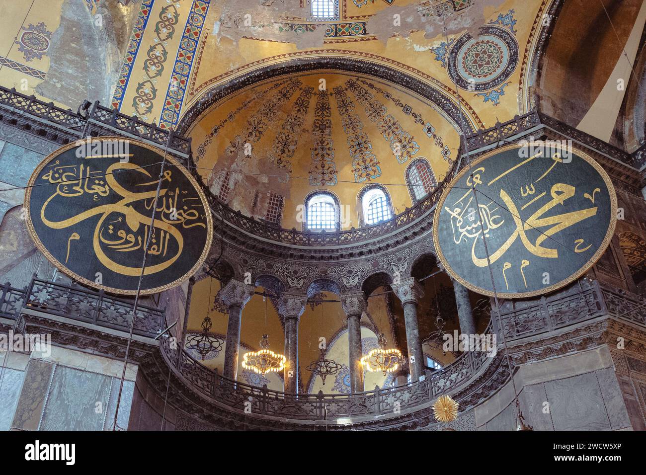 Kalligraphische Rundungen und Kuppel in der Hagia Sophia Moschee, ehemals byzantinische Kathedrale und Kulturikone der östlichen orthodoxen Welt, Istanbul Türkei Stockfoto