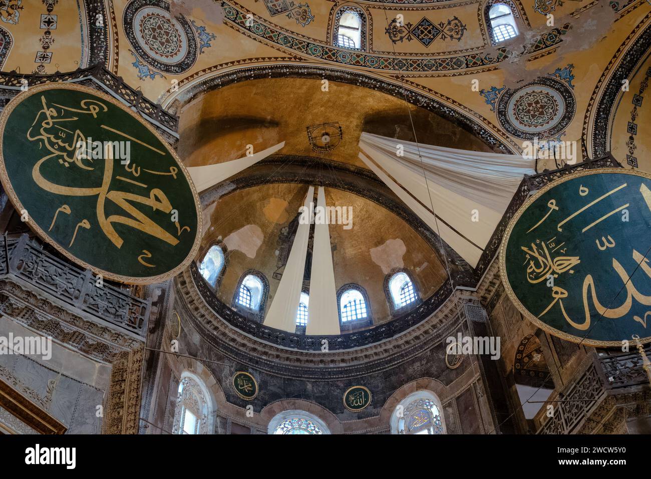 Kalligraphische Rundungen und Kuppel in der Hagia Sophia Moschee, ehemals byzantinische Kathedrale und Kulturikone der östlichen orthodoxen Welt, Istanbul Türkei Stockfoto