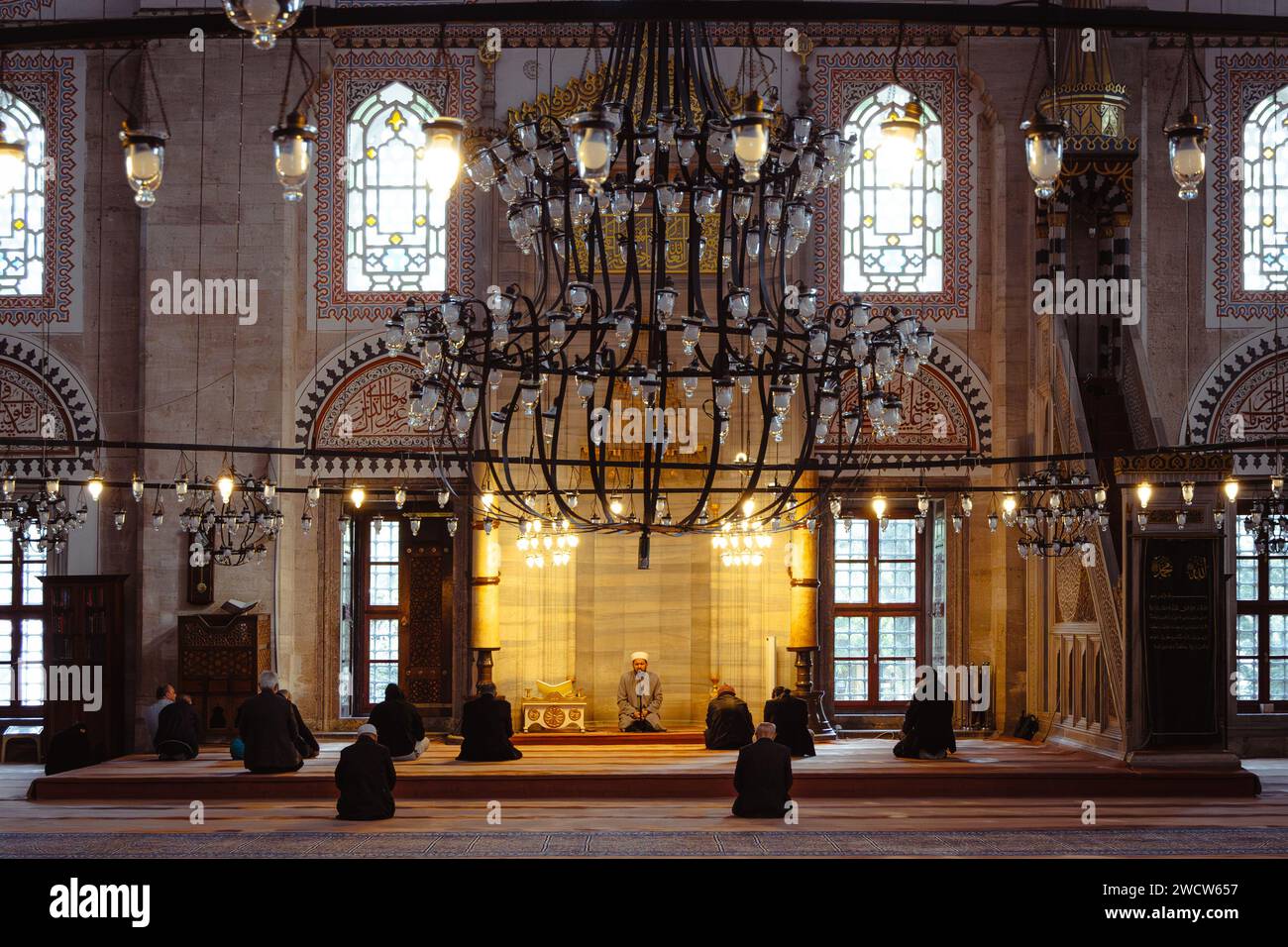 Männer und Imam beten in der Şehzade-Moschee (Osmanisches Reich aus dem 16. Jahrhundert), die von Suleiman dem Großen in Fatih in Istanbul in Auftrag gegeben wurde Stockfoto