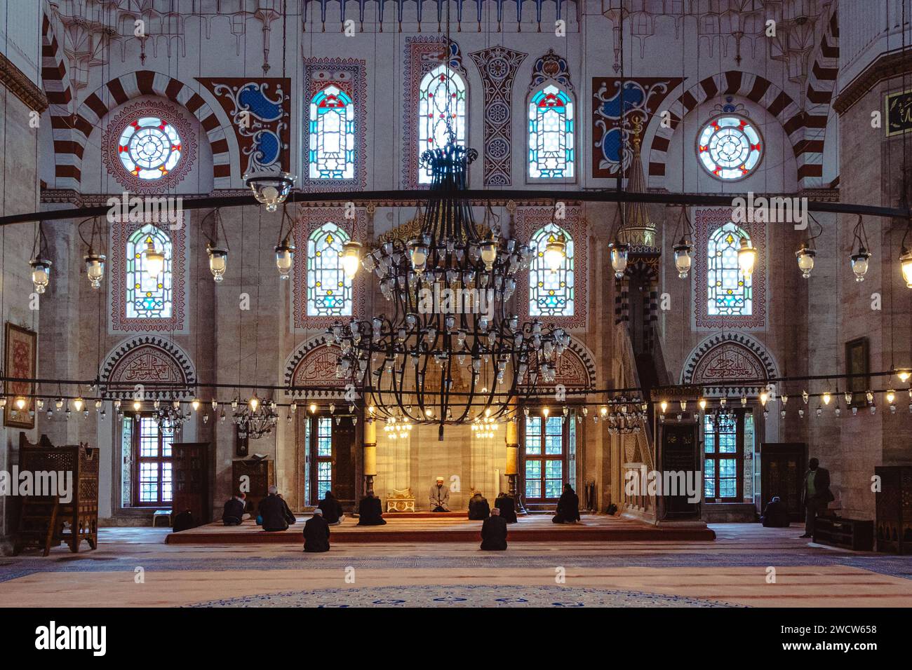 Männer und Imam beten in der Şehzade-Moschee (Osmanisches Reich aus dem 16. Jahrhundert), die von Suleiman dem Großen in Fatih in Istanbul in Auftrag gegeben wurde Stockfoto
