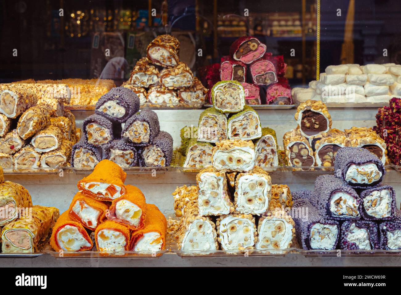 Türkische Köstlichkeiten (Lokum), traditionelle türkische Süßigkeiten, die in einem Geschäft auf dem Großen Basar in Istanbul, Türkei, ausgestellt werden Stockfoto