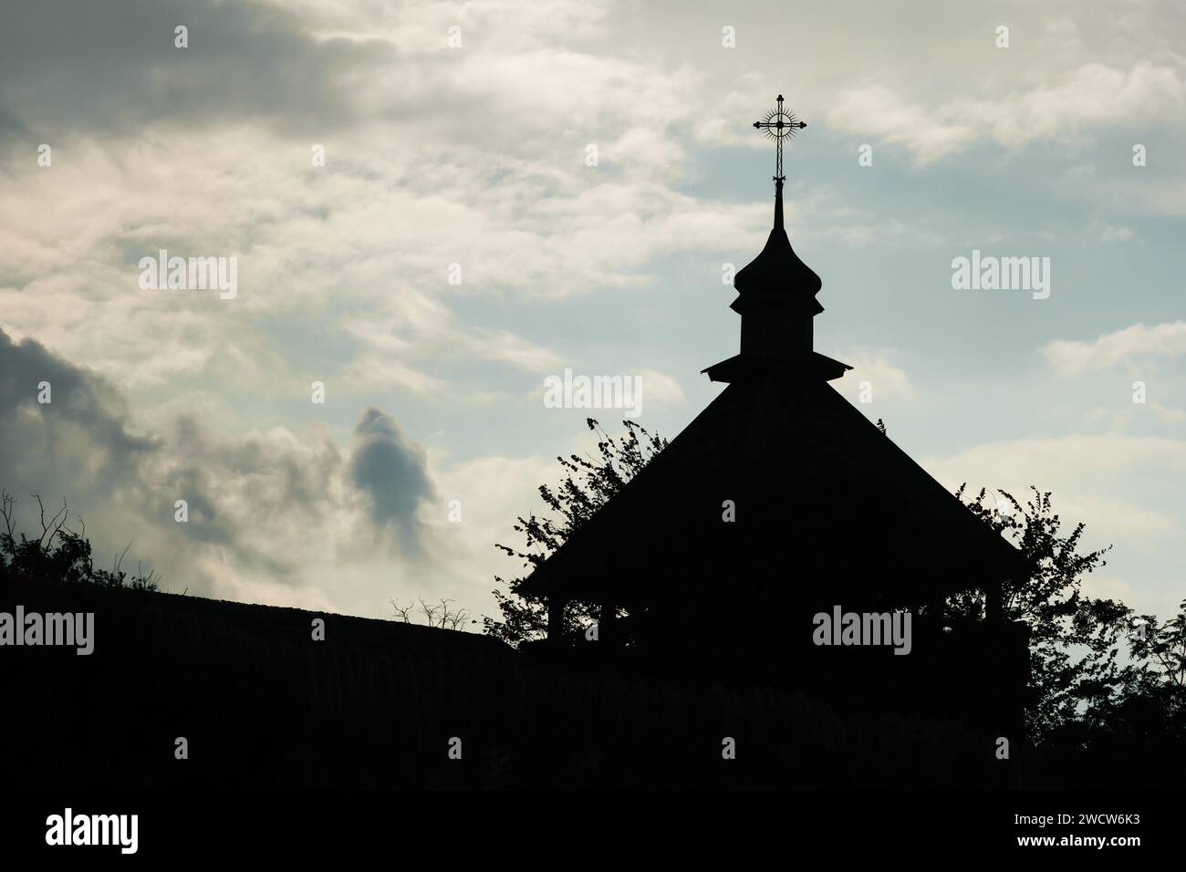 Silhouette der Kuppel einer alten orthodoxen Kirche vor einem dramatisch schönen Himmel. Hintergrund Stockfoto