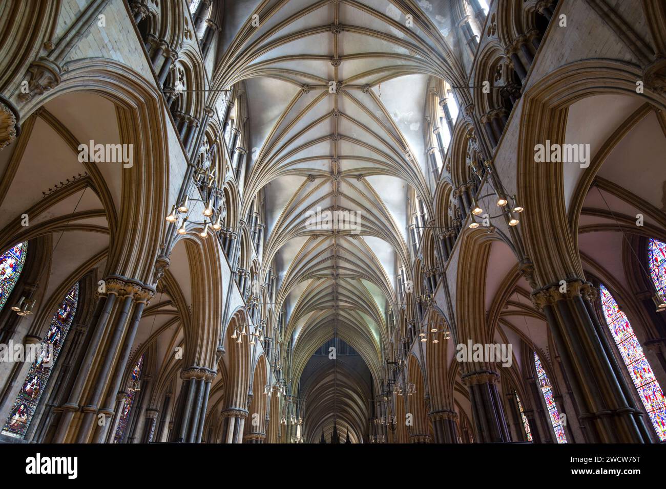 Lincoln, Lincolnshire, England. Flacher Blick auf das Kirchenschiff der Lincoln Cathedral, hervorstehende Rippengewölbedecke. Stockfoto