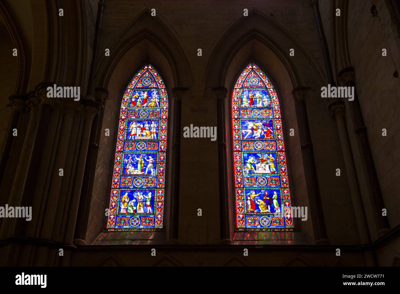 Lincoln, Lincolnshire, England. Zwei farbenfrohe Buntglasfenster im südöstlichen Querschiff der Lincoln Cathedral. Stockfoto