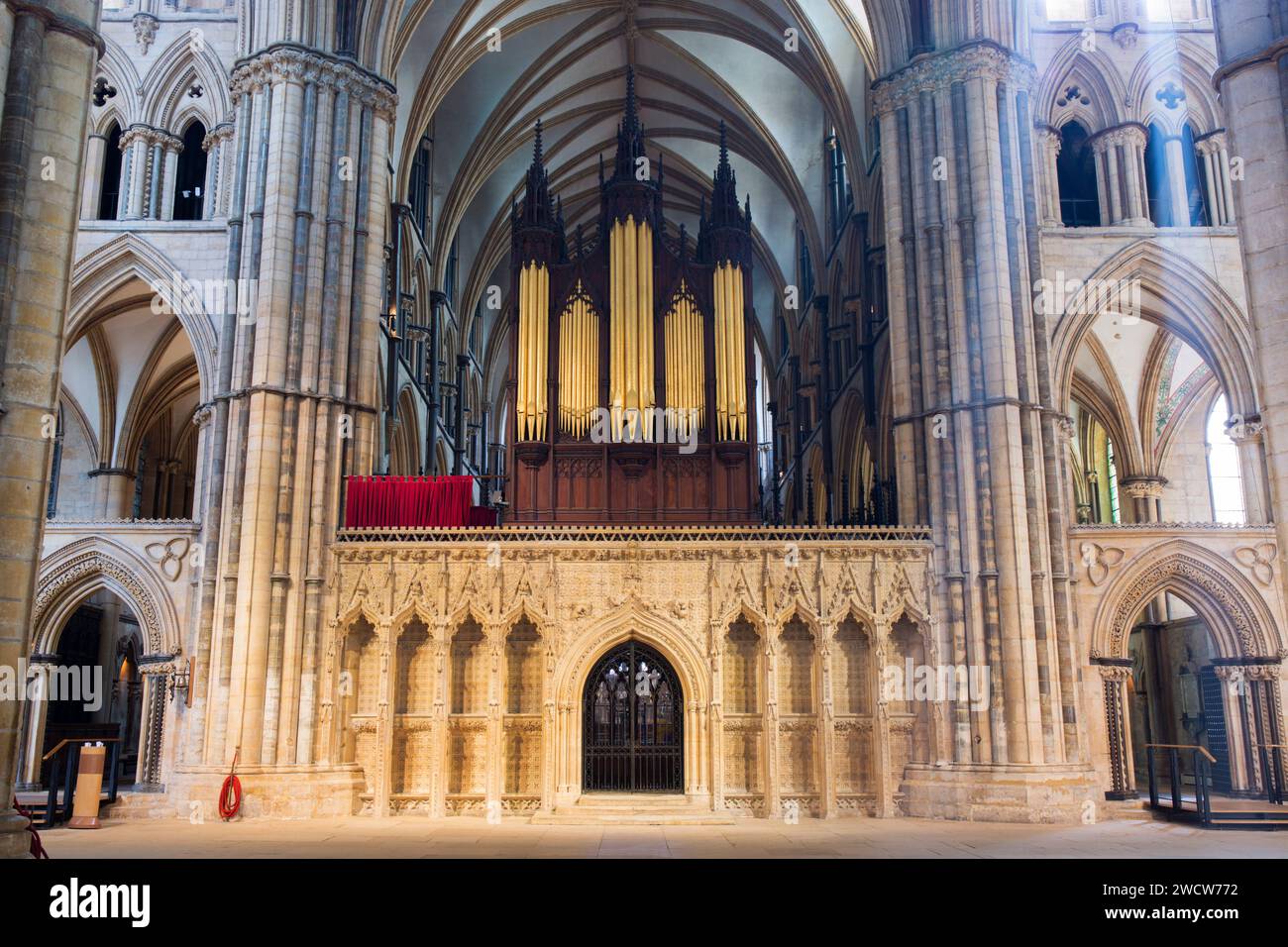 Lincoln, Lincolnshire, England. Blick entlang des Kirchenschiffs der Lincoln Cathedral auf den Chorschirm und die Willis-Orgel aus dem 19. Jahrhundert. Stockfoto