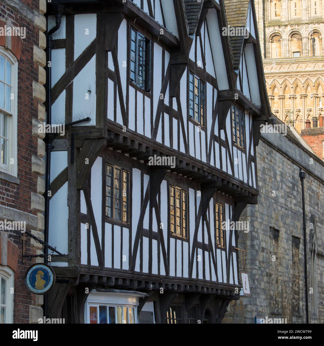 Lincoln, Lincolnshire, England. Fachwerkfassade des Leigh-Pemberton House aus dem 16. Jahrhundert, heute das Besucherzentrum der Stadt. Stockfoto