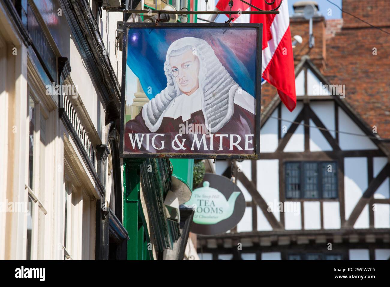 Lincoln, Lincolnshire, England. Schilder hängen über einem traditionellen Wirtshaus und Teestube auf dem steilen Hügel, dem Leigh-Pemberton House aus dem 16. Jahrhundert. Stockfoto