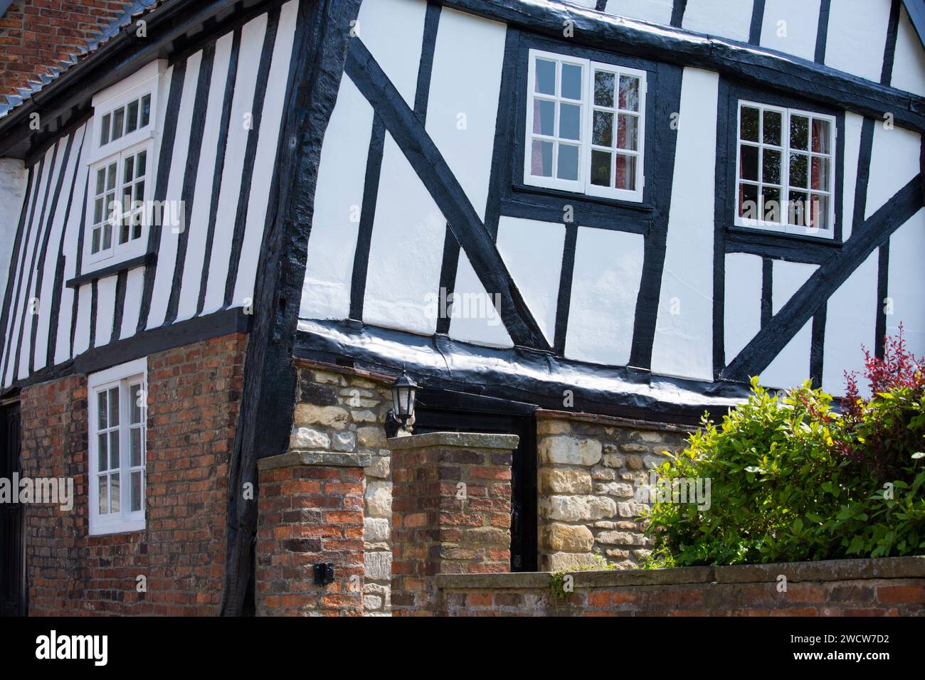 Lincoln, Lincolnshire, England. Die schiefe Fassade eines außergewöhnlichen Fachwerkhauses aus dem 16. Jahrhundert in Michaelgate. Stockfoto