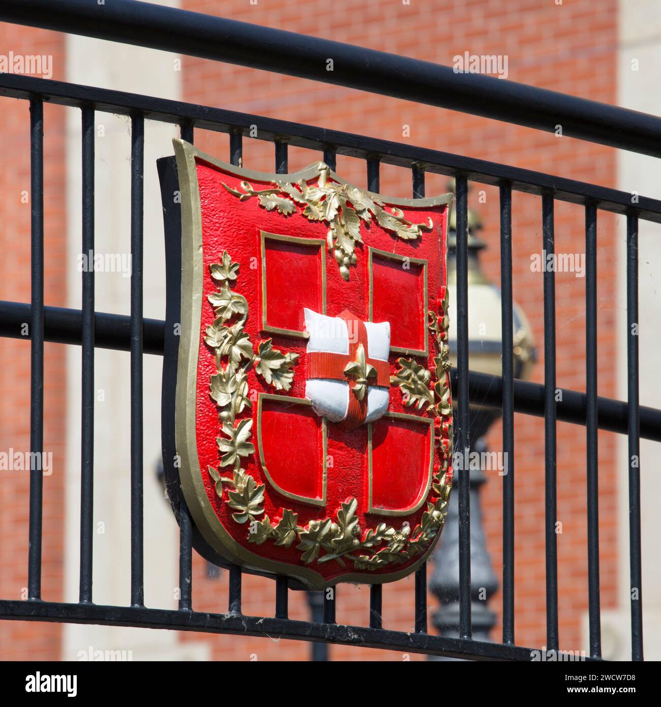 Lincoln, Lincolnshire, England. Farbenfrohes Wappen der Stadt Lincoln auf der Fußgängerbrücke über den Fluss Witham. Stockfoto