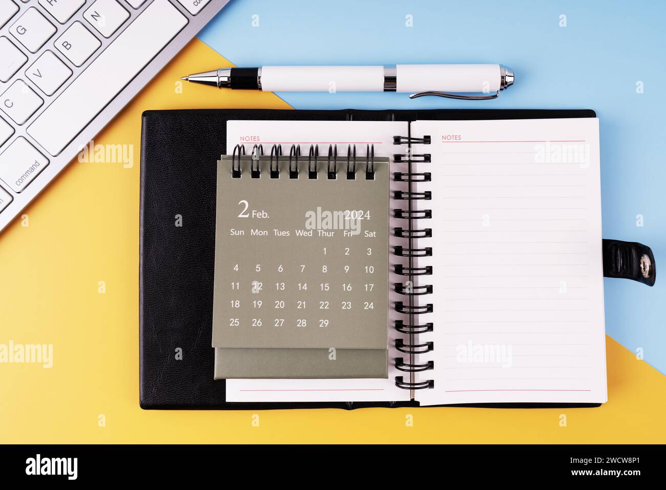 Februar 2024 Kalender, Notizblock, Stift und Computertastatur Stockfoto