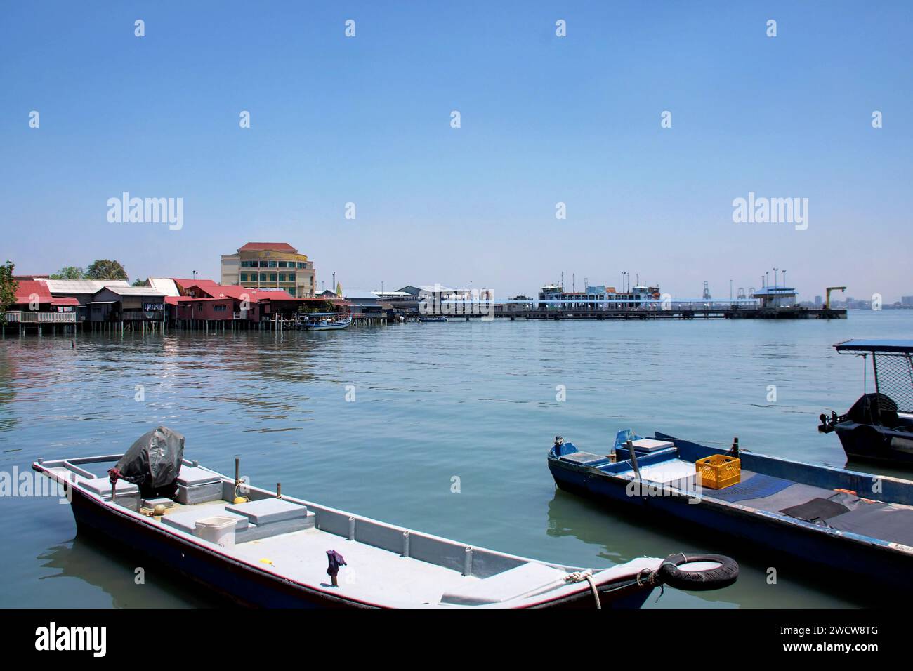 Boote vor Chew Jetty in Georgetown Stockfoto