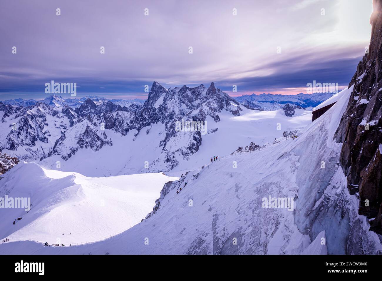 Gruppe von Skifahrern in der Nähe von Aiguille du Midi, Mont Blanc, Frankreich Stockfoto Gruppe von Skifahrern in der Nähe von Aiguille du Midi, Mont Blanc, Frankreich Stockfoto