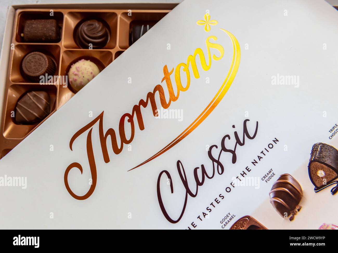 London. UK- 12.26.2023. Inhalt und Umschlag einer Schachtel Thorntons Classic Pralinen Stockfoto