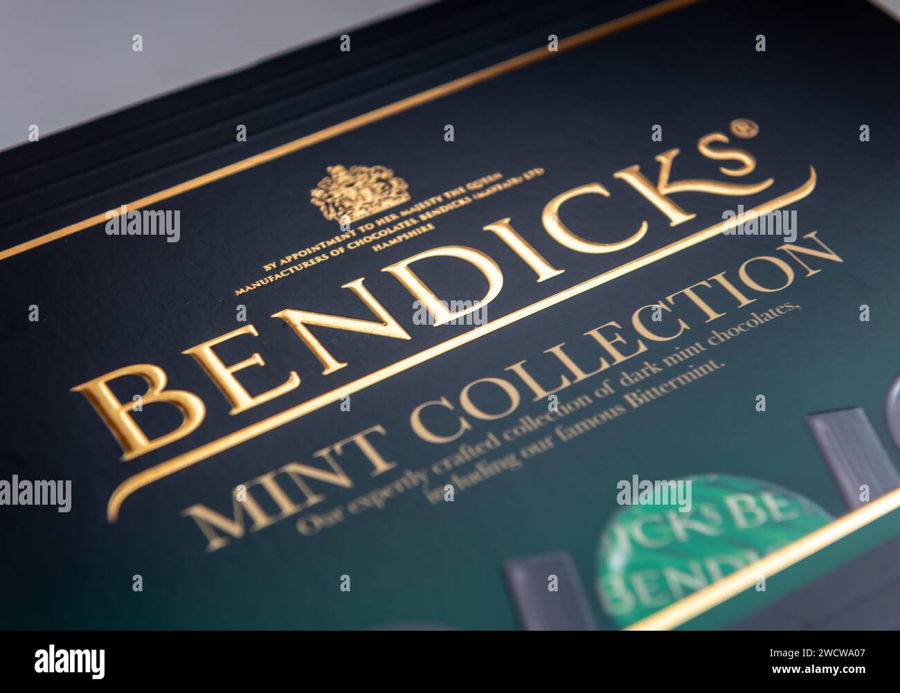 London. UK- 12.26.2023. Nahaufnahme des Covers einer Schachtel Pralinen der Bendicks Mint Collection. Stockfoto