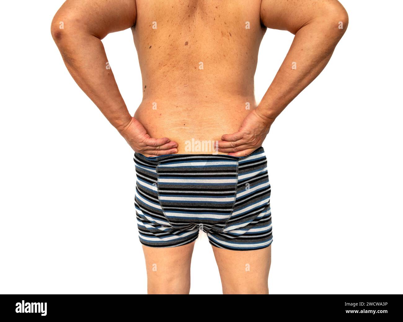 Eine vollständige Rückansicht einer Person, die an Rückenschmerzen leidet, isoliert in weiß. Stockfoto