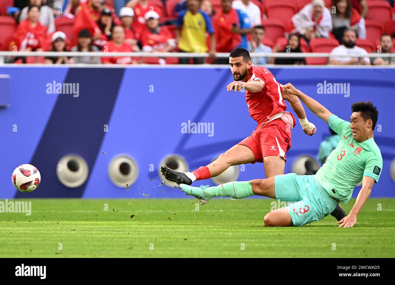 Doha, Katar. Januar 2024. Zhu Chenjie (R) aus China versucht, Omar