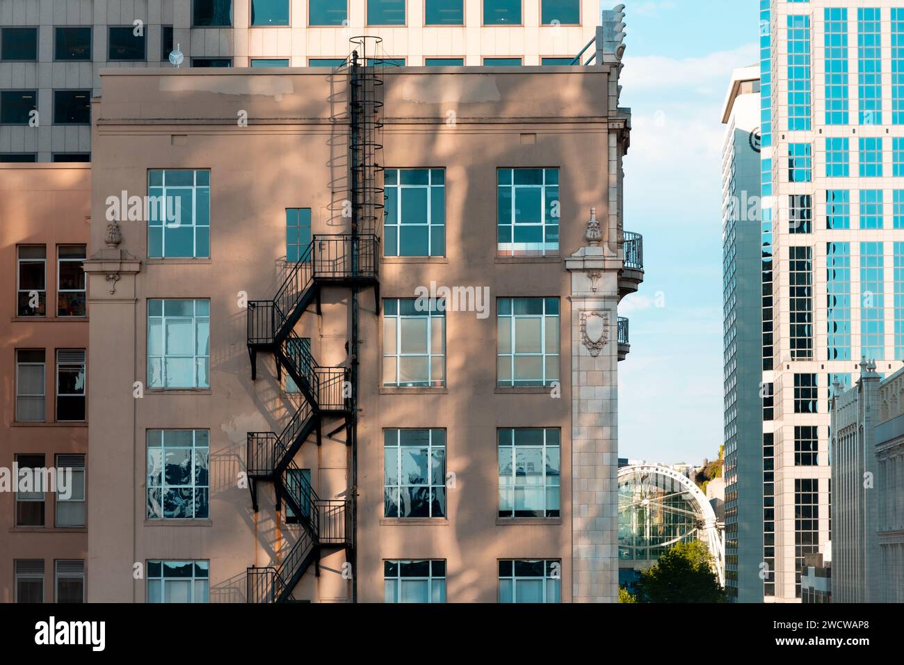 Stahlfeuer entweicht an der Außenseite des Gebäudes mit dekorativen Akzenten in Seattle, Washingon Stockfoto