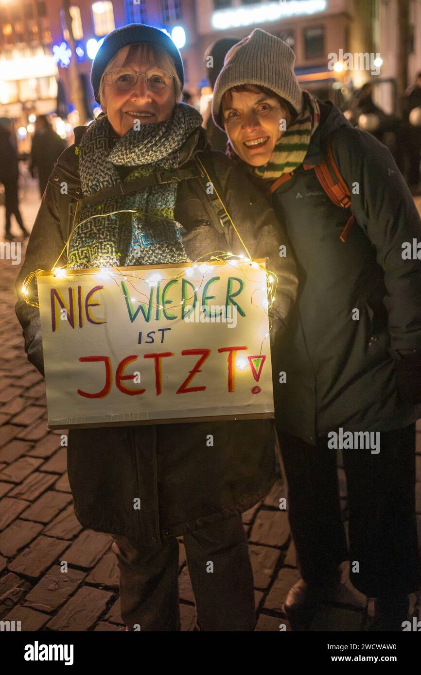 Nach Angaben der Kölner Polizei versammelten sich am 24./01/16 Abend bis zu 30.000 Menschen auf dem Heumarkt, um gegen die rechtsextreme AfD zu demonstrieren. Stockfoto