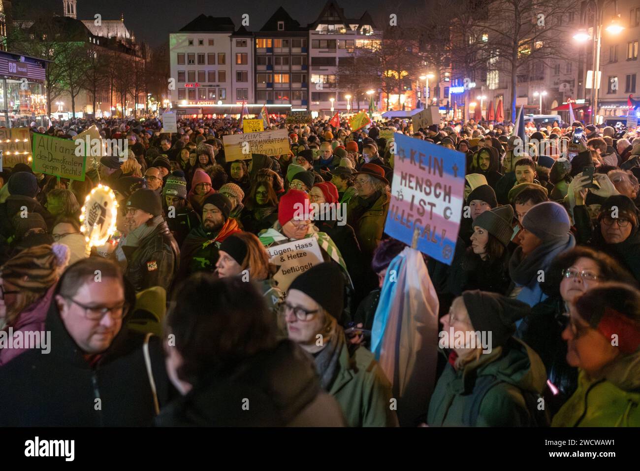 Nach Angaben der Kölner Polizei versammelten sich am 24./01/16 Abend bis zu 30.000 Menschen auf dem Heumarkt, um gegen die rechtsextreme AfD zu demonstrieren. Stockfoto