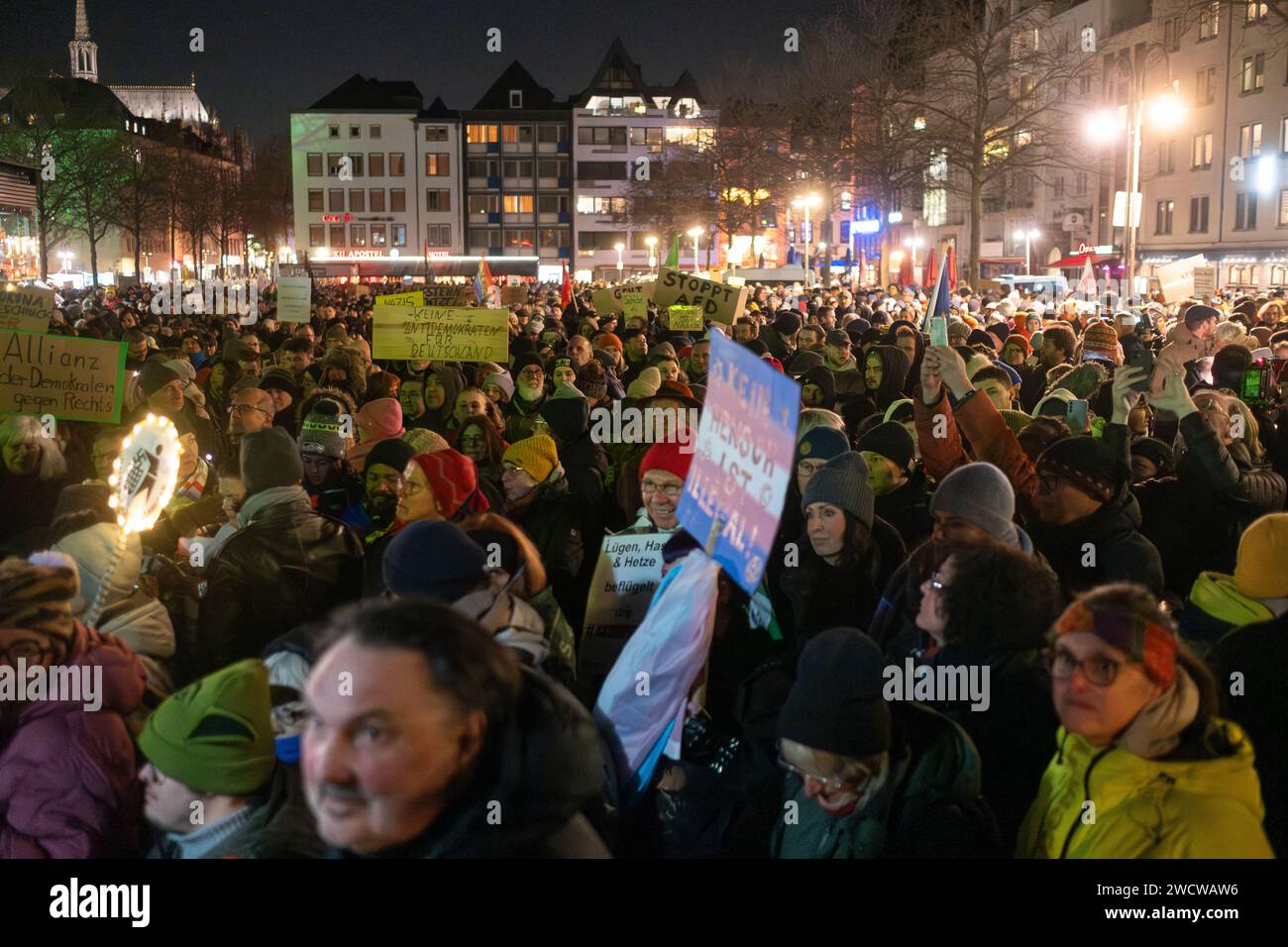 Nach Angaben der Kölner Polizei versammelten sich am 24./01/16 Abend bis zu 30.000 Menschen auf dem Heumarkt, um gegen die rechtsextreme AfD zu demonstrieren. Stockfoto