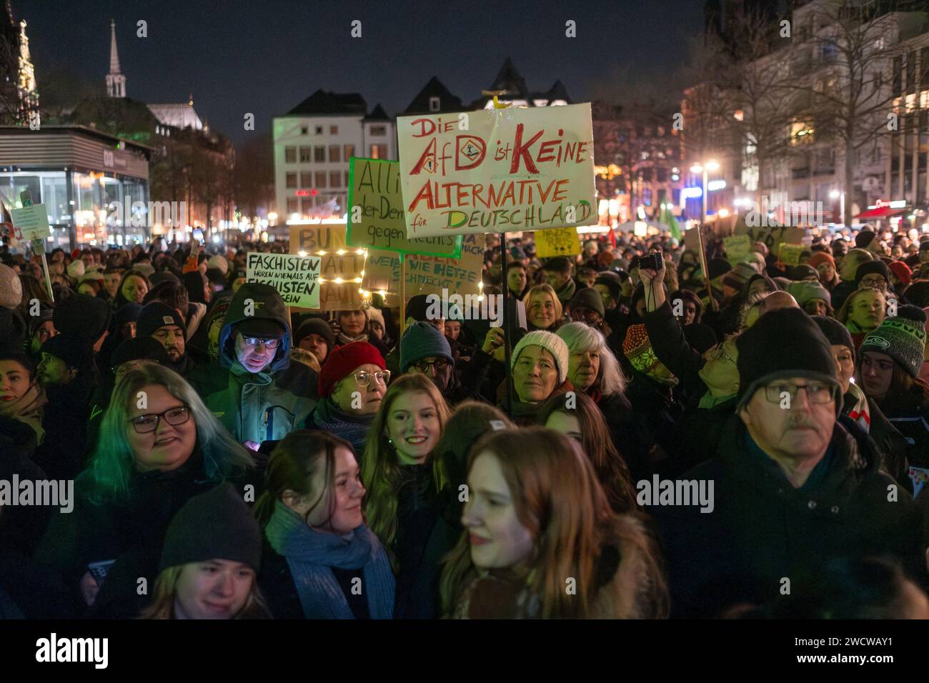 Nach Angaben der Kölner Polizei versammelten sich am 24./01/16 Abend bis zu 30.000 Menschen auf dem Heumarkt, um gegen die rechtsextreme AfD zu demonstrieren. Stockfoto